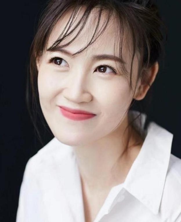 改头换面消失107天后马蓉一袭白衬衫尽显清纯王宝强后悔吗