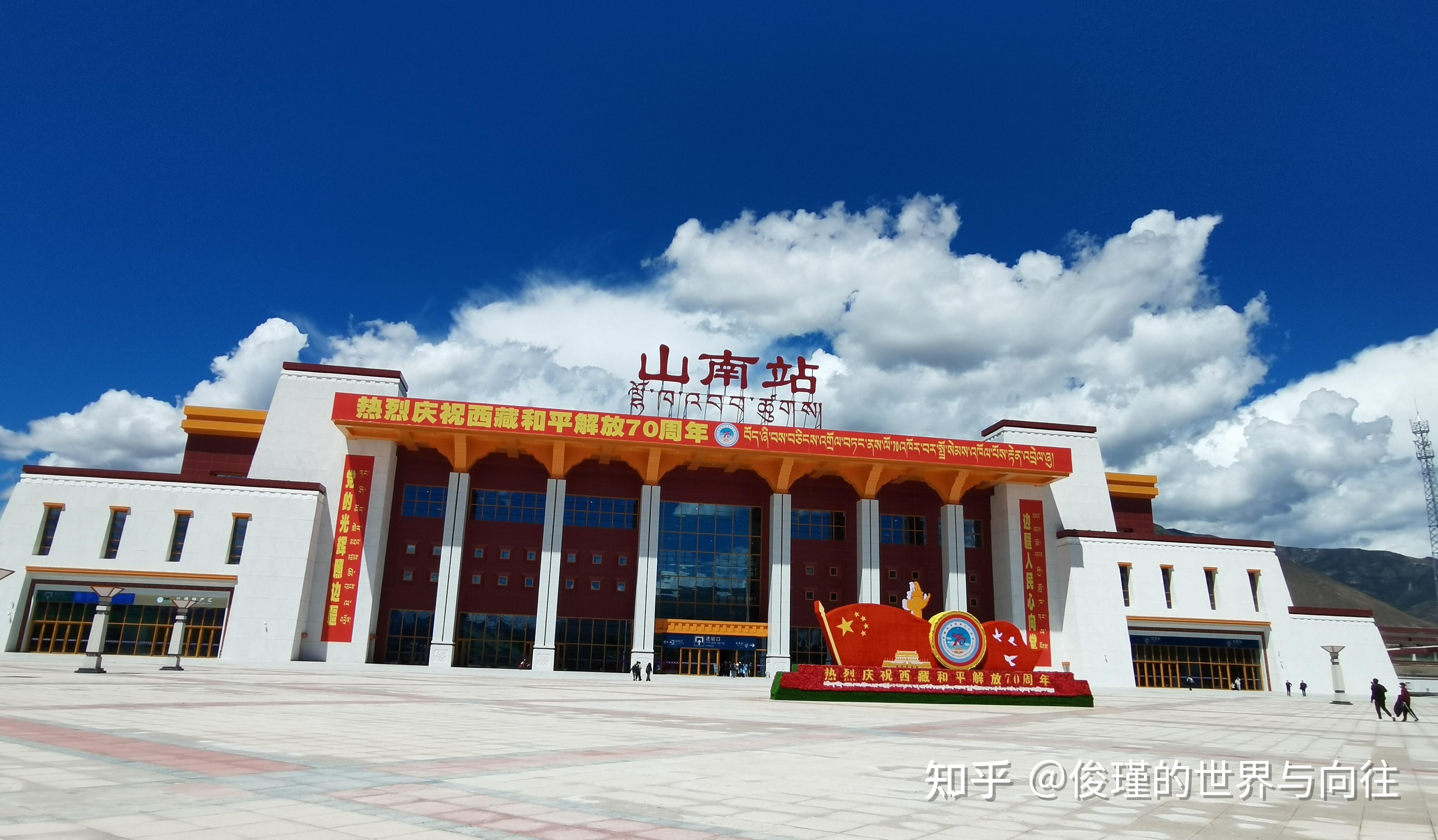 不是处处皆有藏族地区风格的建筑,我几乎会以为这是在内地哪个城市