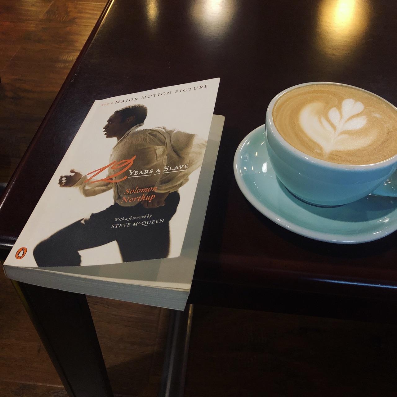 一个人在咖啡店喝咖啡是什么样感觉