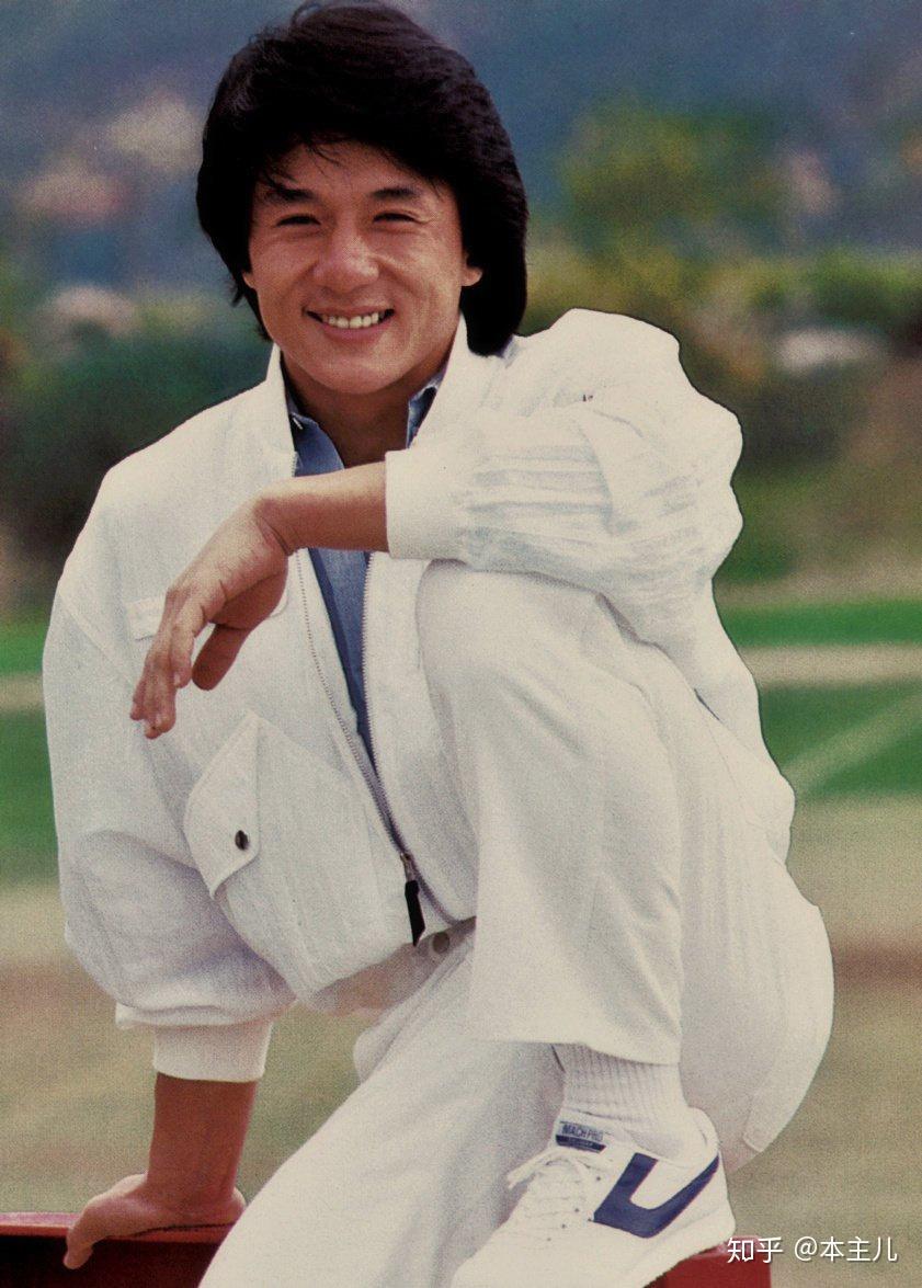 成龙年轻时英俊潇洒,也爱穿白衣服,所以每次去,她都会和姐妹们提到