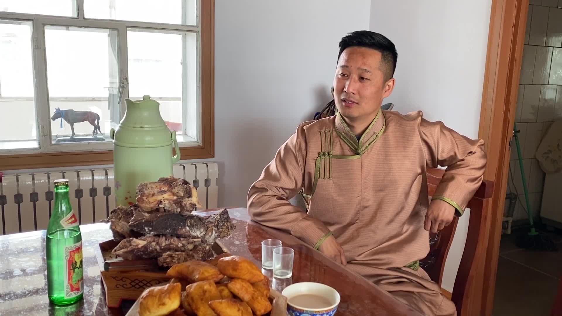 盐究一下草原天气恶劣交加放牧马群遇互相撕咬牧民给母马治病却反遭