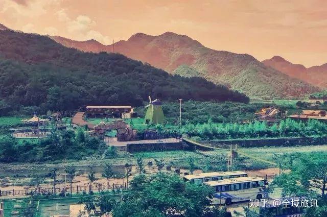 村子左有鼓架山,右有倒插旗,前有崔岙溪,后有金钟山,钟灵毓秀,山水