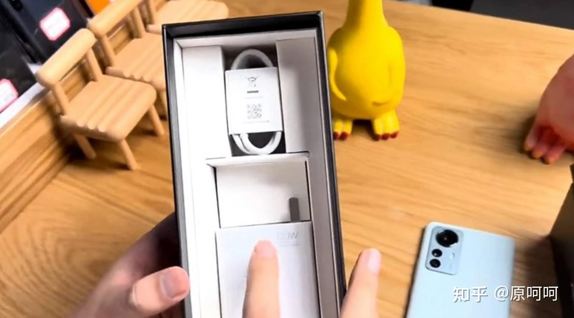 打开包装盒,手中的小米12s pro设计大胆的小米12系列