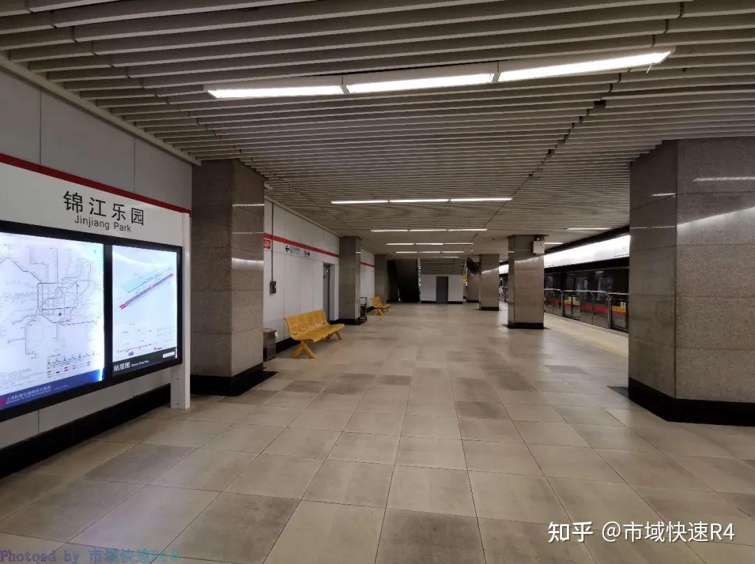 锦江乐园站2个出入口均面向北侧.