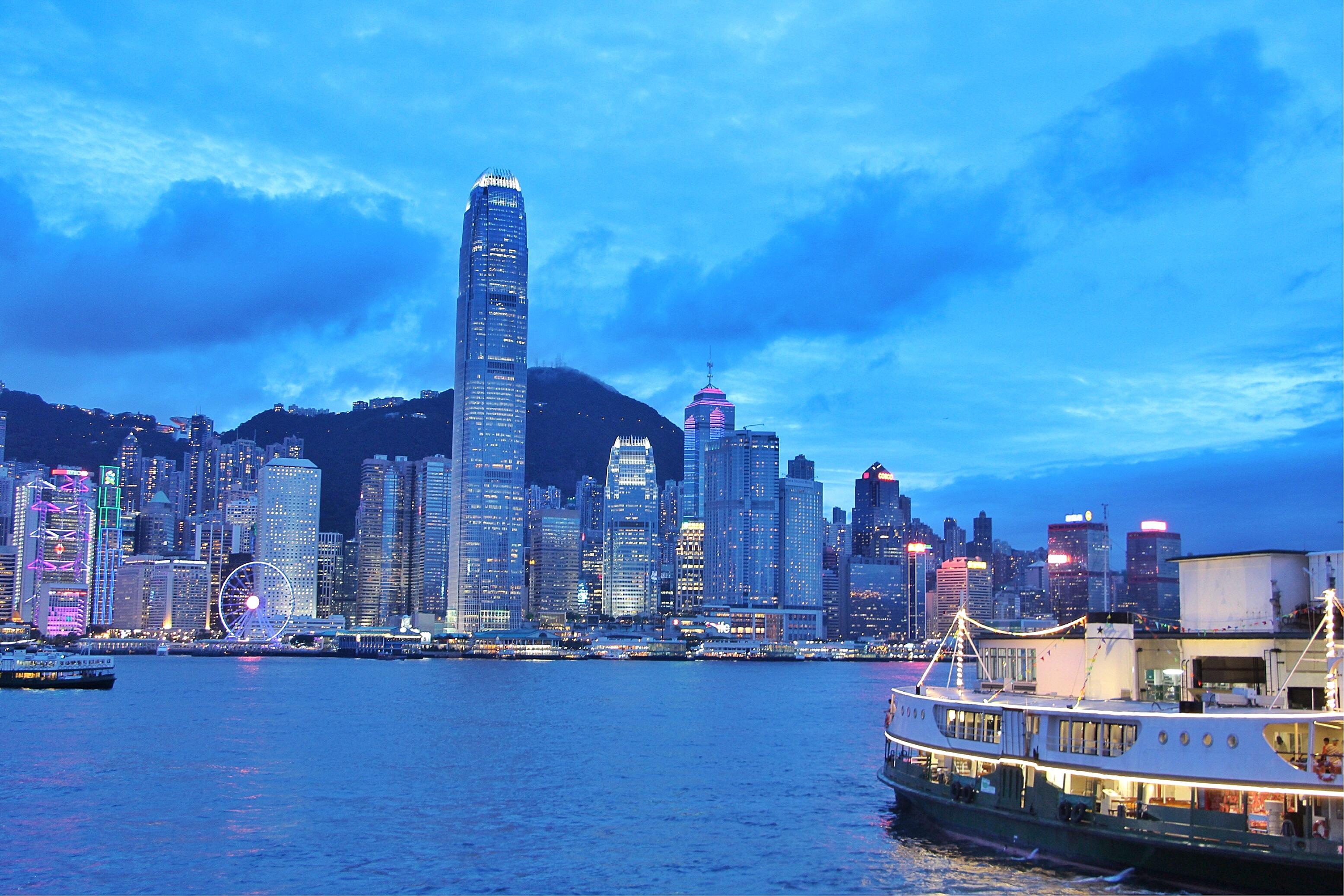 以王家卫为首的香港电影里场景现实生活中有什么故事?