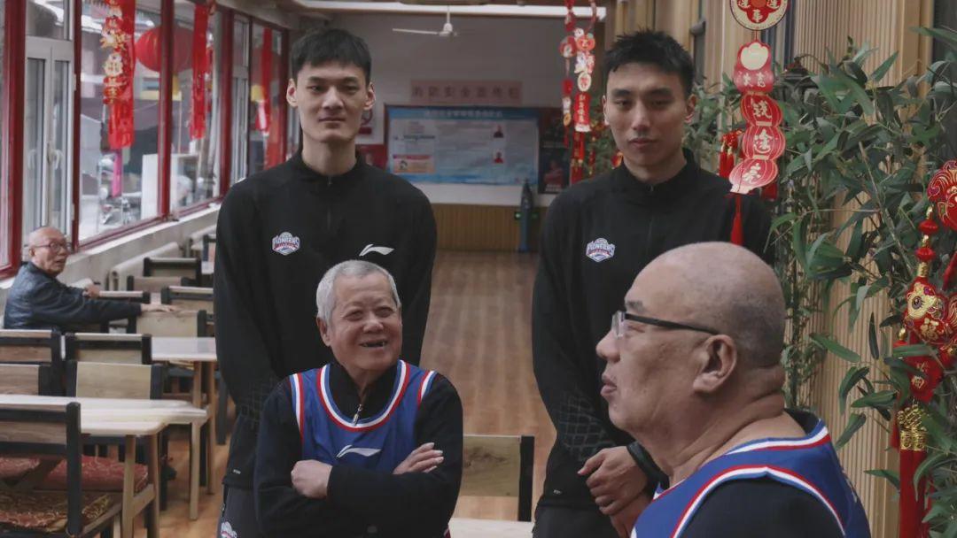 天津先行者走进哏都养老院陪爷爷奶奶一起闹元宵