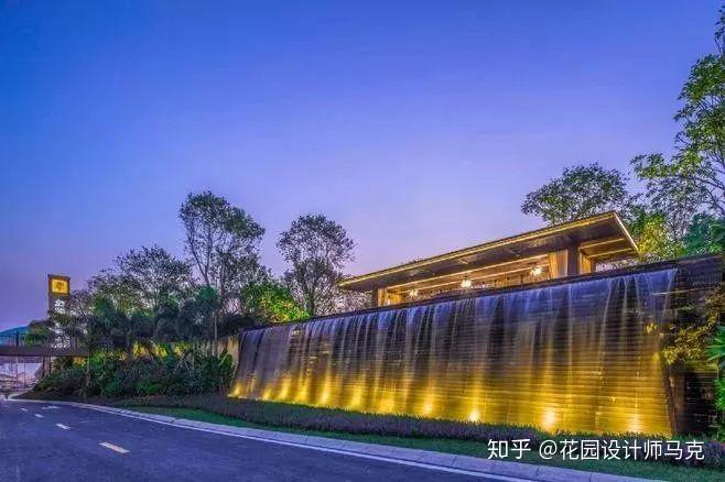 跌水景观的形式种类1,水立面形式:线状,点状,帘状,片状,散落状2,落水