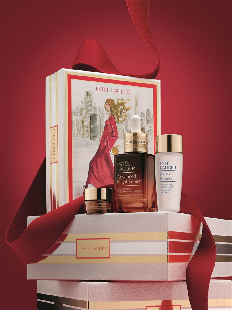 ①在2020年的圣诞化妆品套装中,兰蔻搭配了精华,爽肤水,化妆刷,睫毛膏