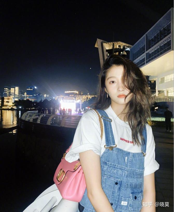 关晓彤穿牛仔背带裤逛夜市,吃甜筒都不摘帽,穿搭时尚路人认不出