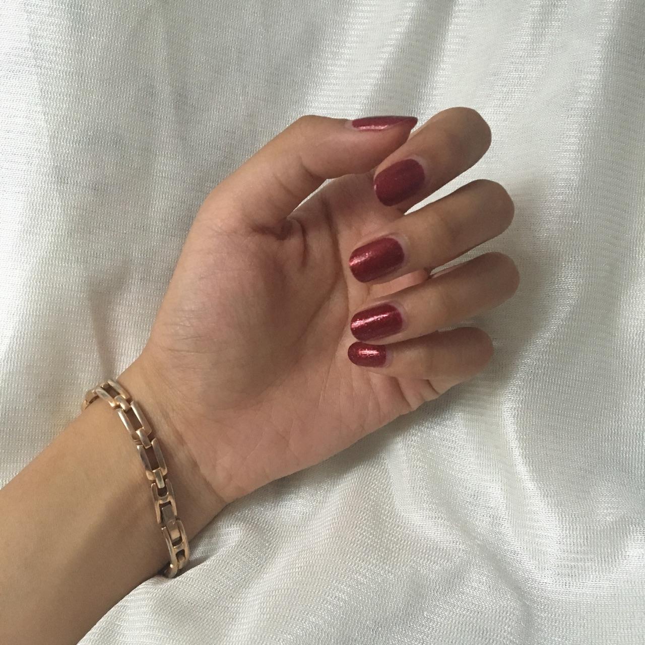 手比较瘦肤色偏黄黑选什么颜色的指甲油