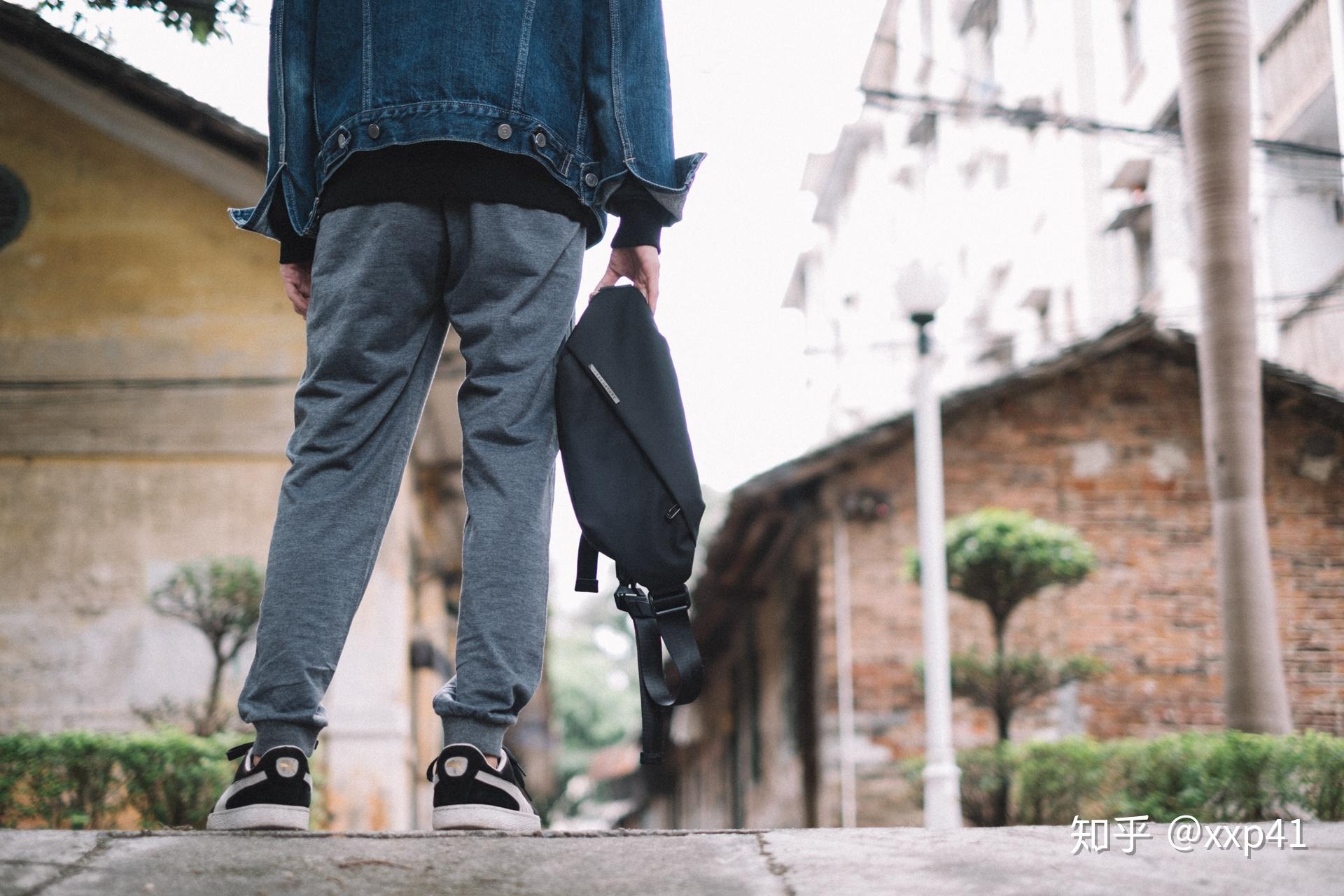 求推荐男生邮差包或者胸包或者比较文艺的包品牌价位不用太贵300左右