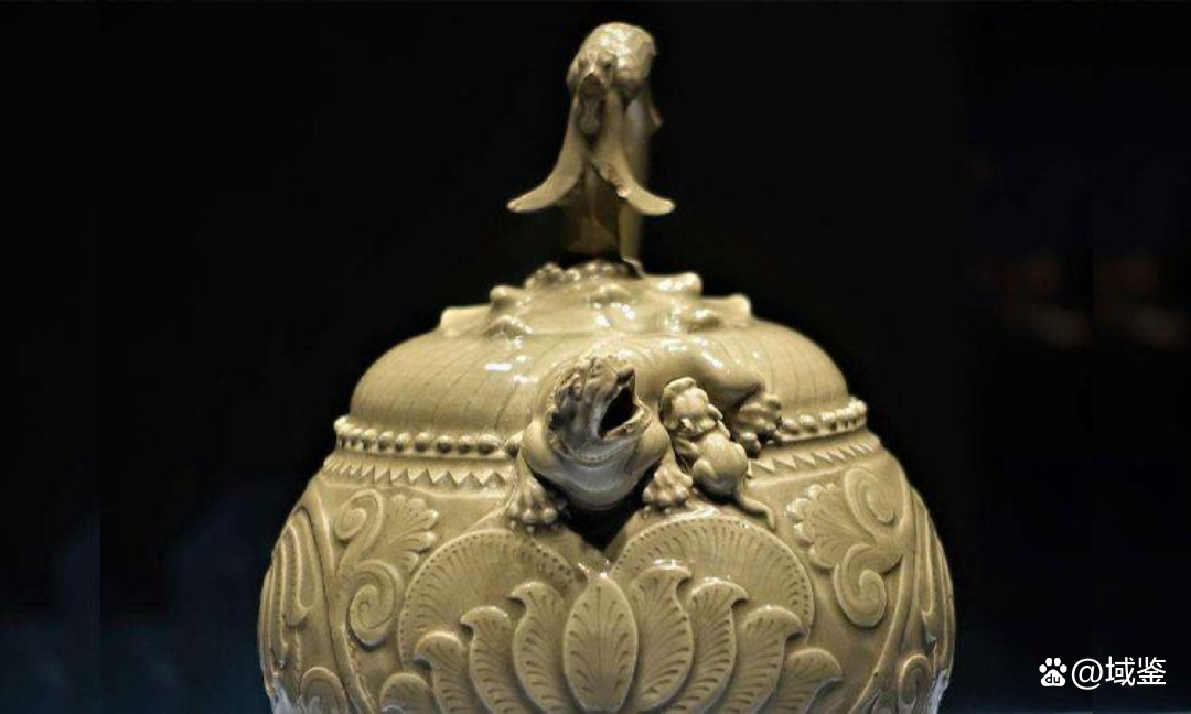 中国宋代耀州窯  倒流壶￼  陽刻花紋  古美術品 耀州窯純手工深刻花倒流壺器型優美宋代晚期以青瓷為主胎薄質堅釉