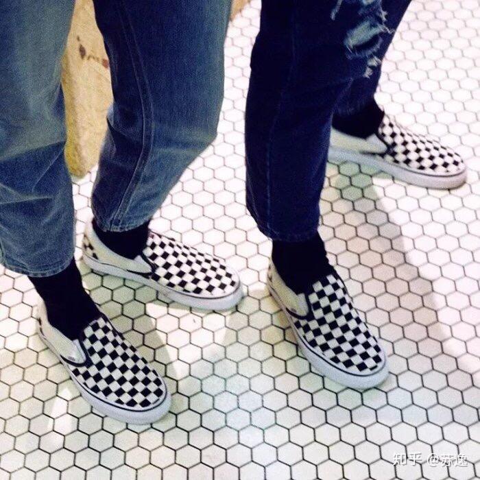 他们都喜欢脚踩一双 vans 帆布鞋来彰显自己的态度