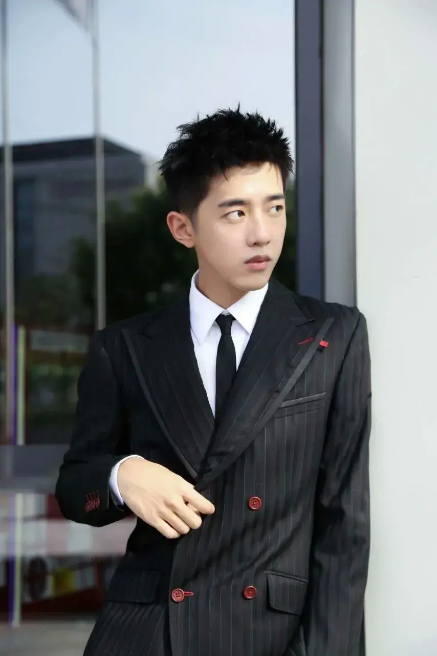 他是公认的大学校草他也是最帅的it理工男