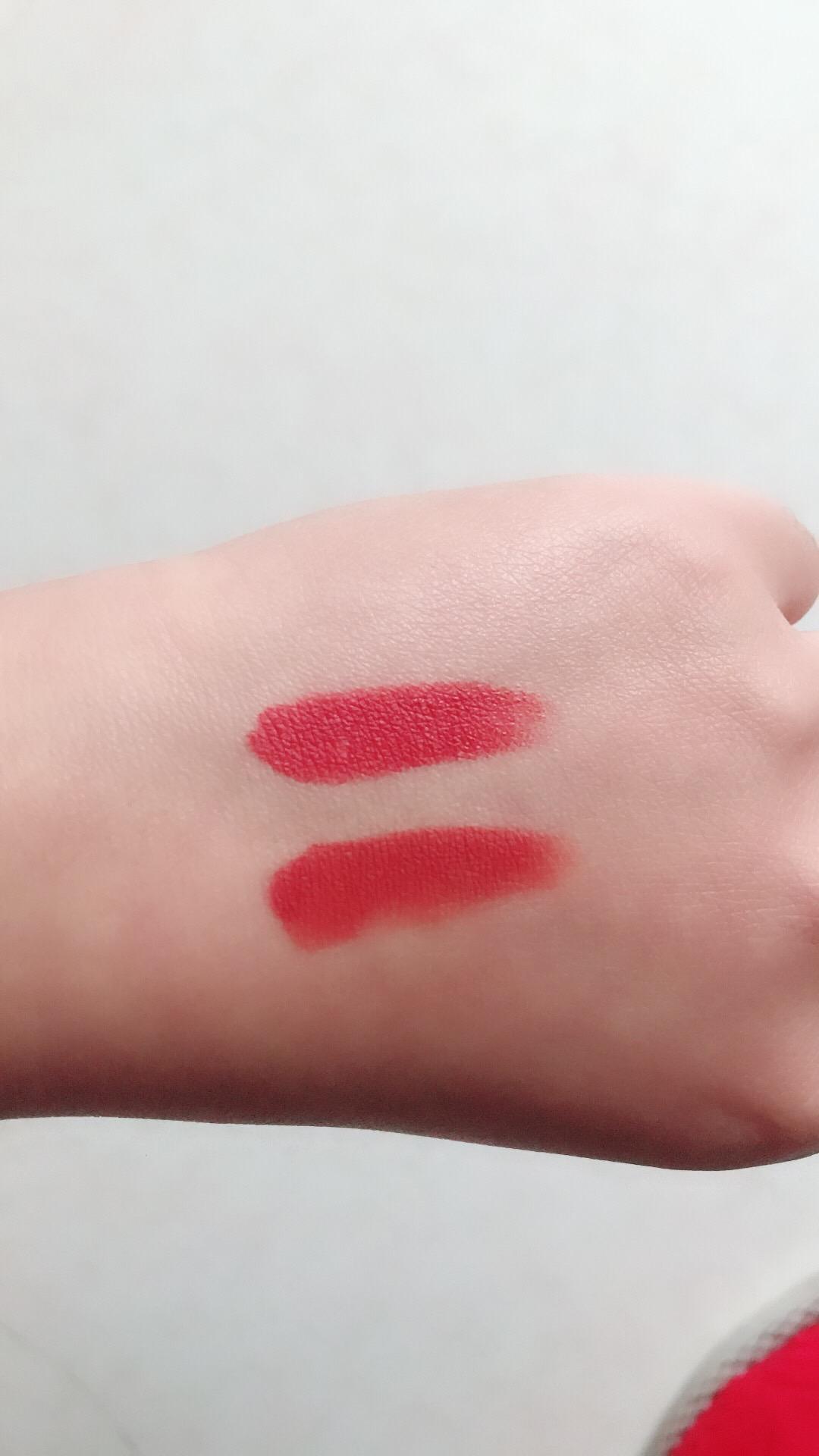 但涂手上的色调其实很相似两种都是雾面,试过之后,朵色的口红不掉色