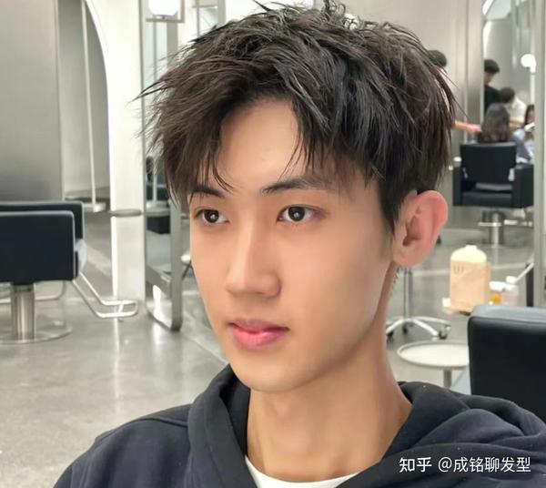 想剪一款微分碎盖头发型,理发的时候怎么和理发师说? - 知乎
