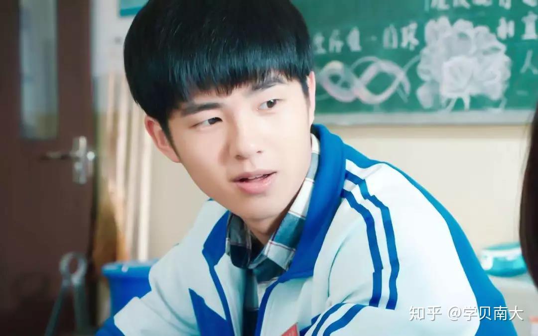 男生版的初恋脸拥有阳光帅气的外形,秃头学霸,肥胖暖男都是不行的.