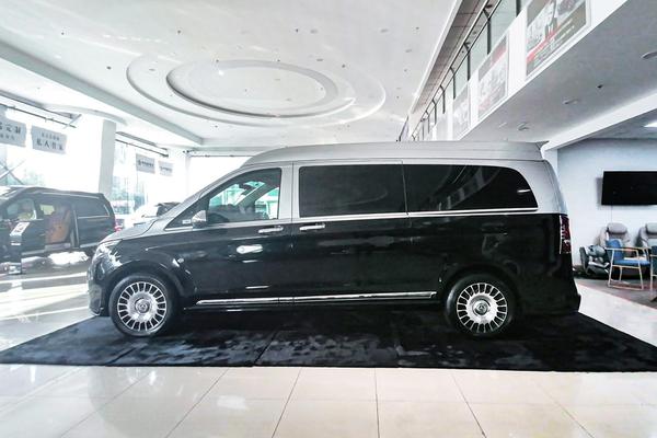 奔驰vst880高顶双门定制双色车身千鸟格面料搭配