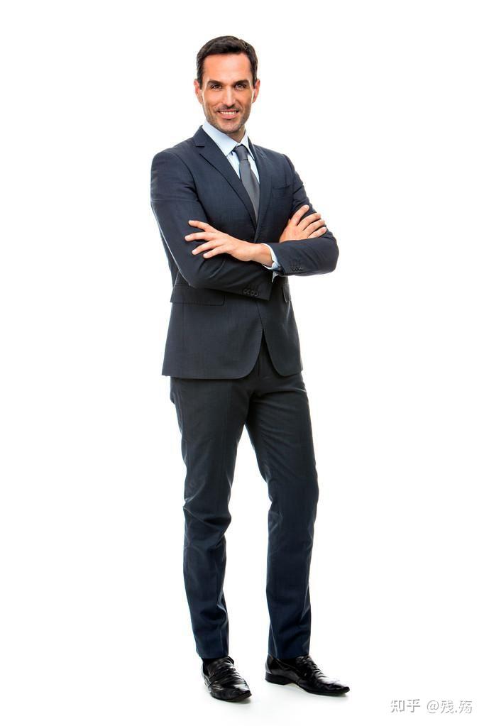 双手握拳,表示他内心的情感比较强烈,双臂交叉置于胸前,表示他有一种