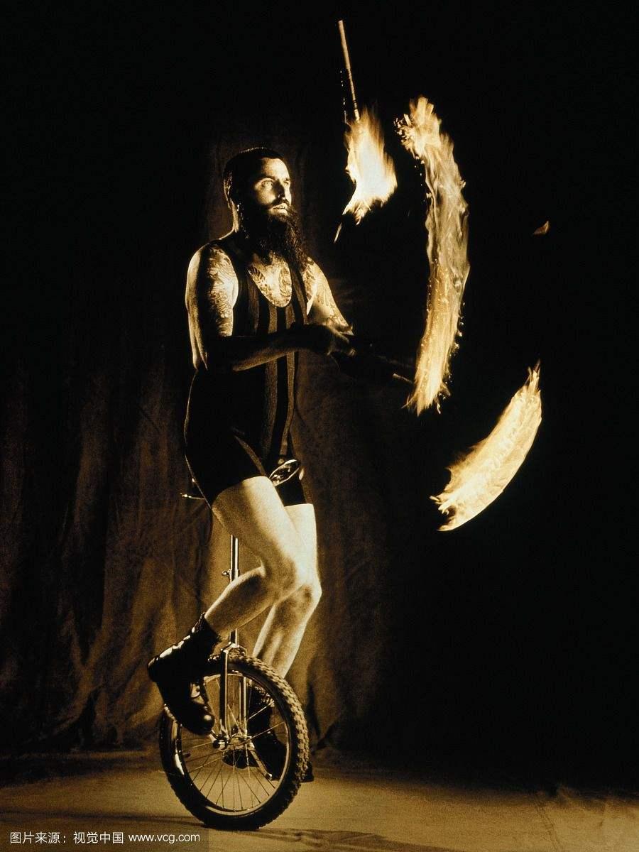 bigamy 重婚(罪)·tri- 三(其引导的词多与文化活动有关)1.