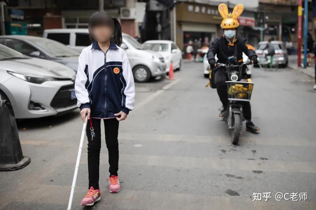 11岁先天失明女孩,考取全球首位英皇钢琴八级,盲人不只可以的按摩