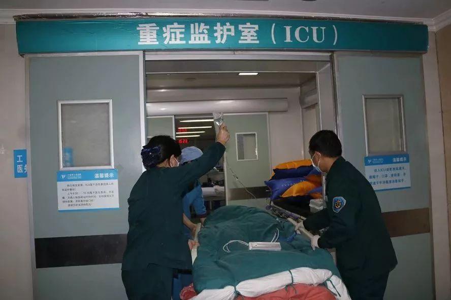 70岁父亲送走40岁独子欲哭无泪白发人送黑发人的悲剧不要重演