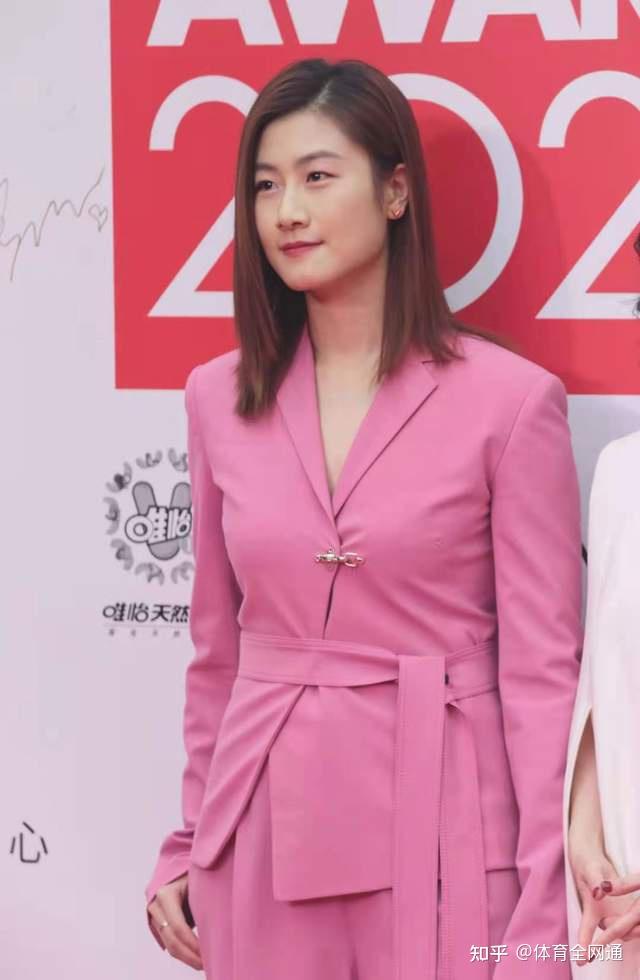 丁宁正装制服照身材圆润修长上围傲挺亭亭玉立有种少女范