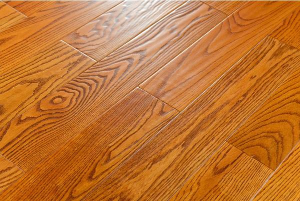 家里长期不住人小心实木地板中暑南浔地板厂家国泽地板