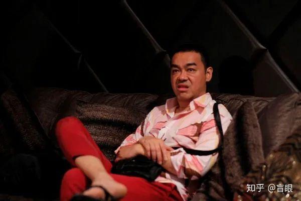 显得这个角色有点憨,不太聪明的亚子他在《夺命金》里依然扮演了一个