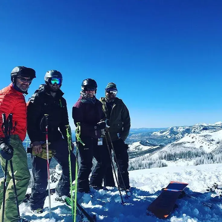 60岁"肌肉甜爹"穿上正装的样子,才是终极大boss!