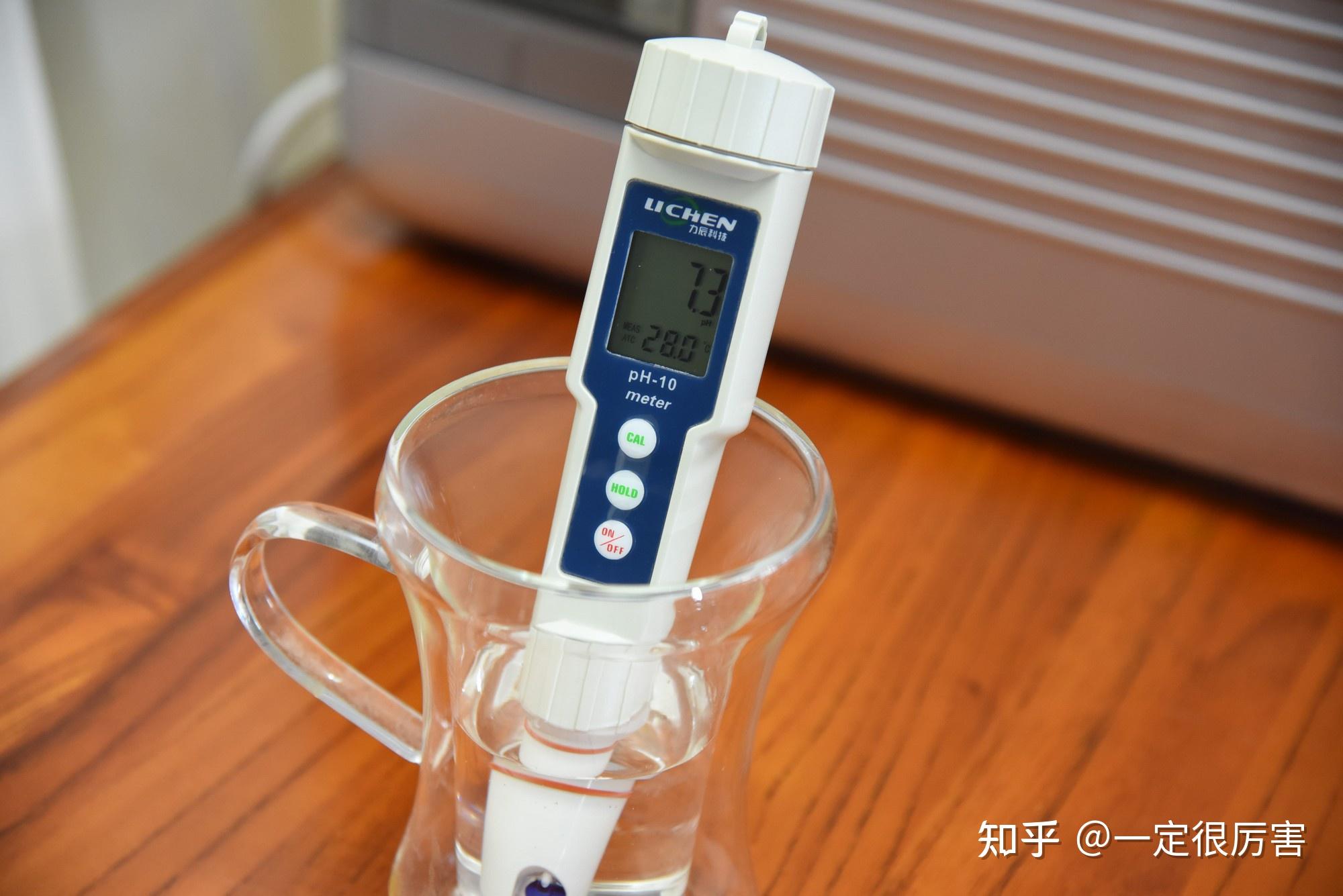 既然说是弱碱性水,那么实际的ph值是多少呢,我也进行了相应的测试.