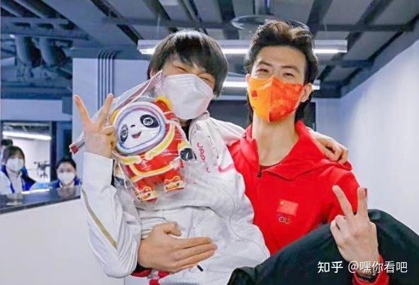 羽生结弦告别北京坐在车内仍然点头鞠躬摇下车窗让粉丝破防