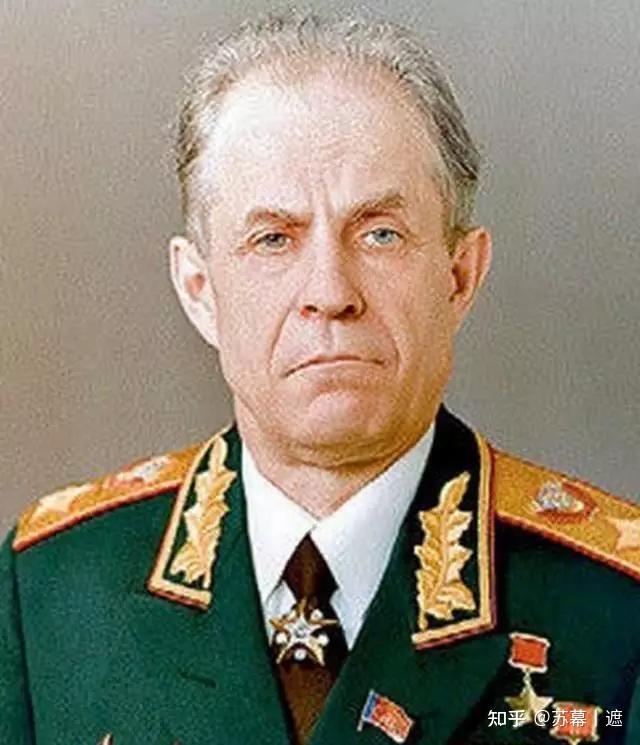 其中"苏联大元帅"为第一级(仅斯大林一人),"苏联元帅"和"苏联海军元帅