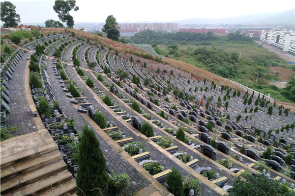 仙女山重慶公墓位於重慶市九龍坡區含谷鎮華新村,距市區十公里,交通極