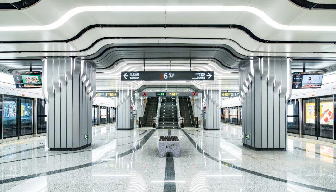 并以白色金属为基底,金,银作为点缀性主题色,赋予金融城东站时尚,科技