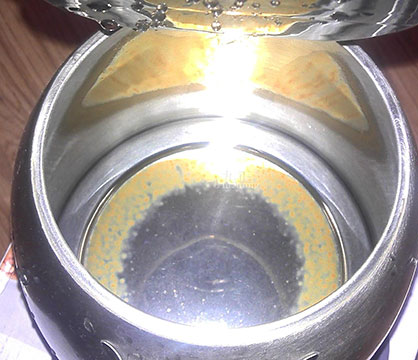 不要再喝脏水了热水壶水垢严重影响你的健康教你一招轻松除水垢