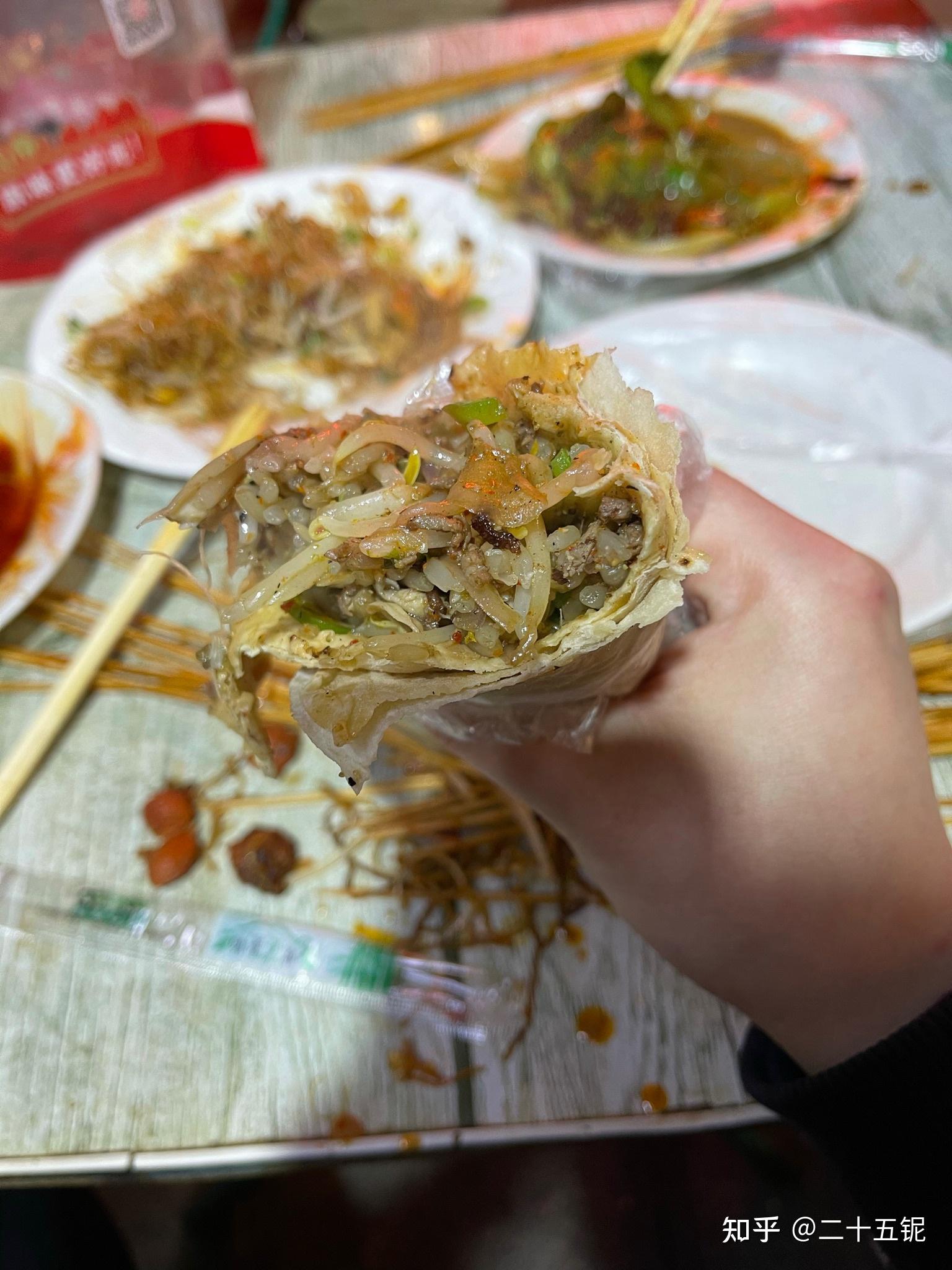 最后走的时候点了份外带的孜然羊肉卷饼,店家担心路上时间长豆芽的