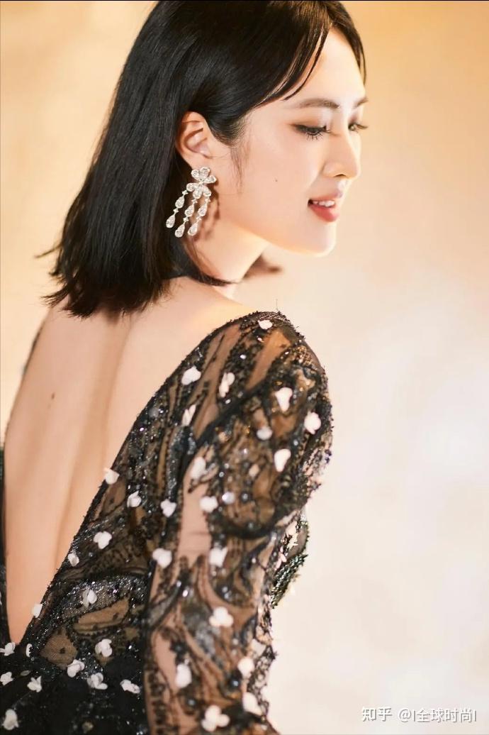 姚安娜新造型曝光穿深v礼服秀婀娜身材公主气质不一般