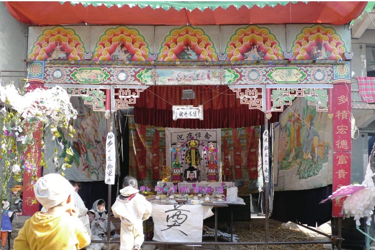 办事人家院内搭建灵棚,以停放灵棺,设置祭台,供人凭吊.