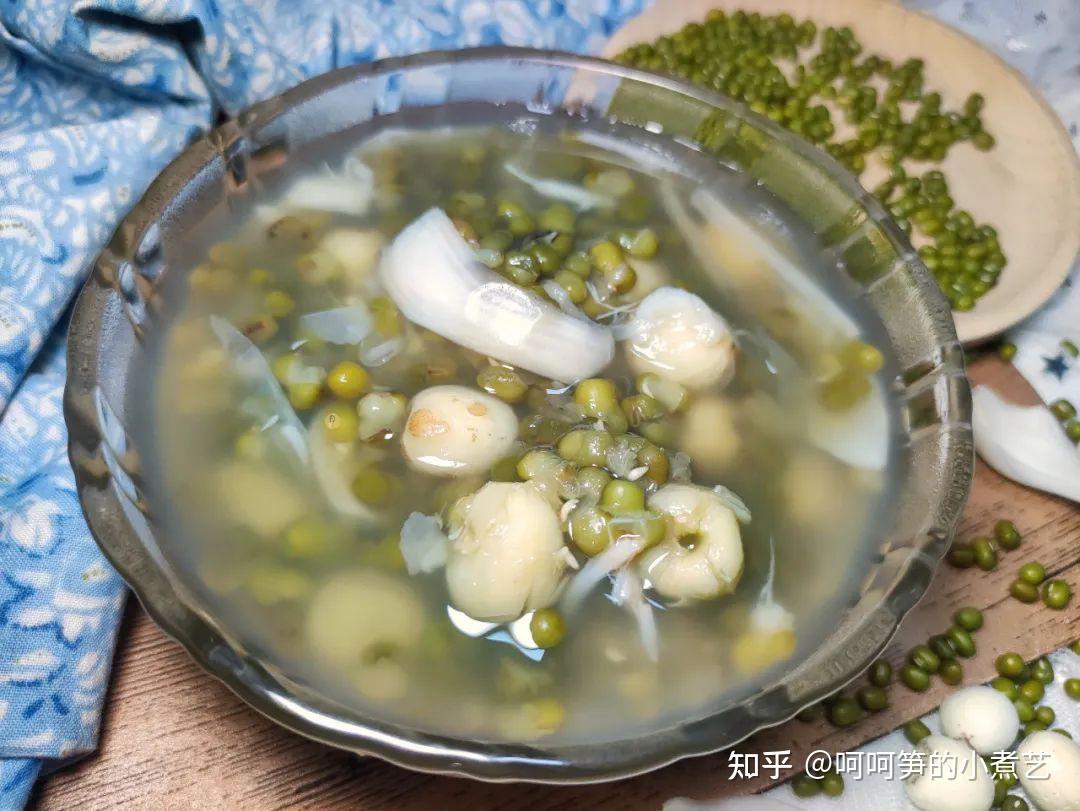 常見的除了單一口味的純綠豆湯,還有綠豆薏仁湯,綠豆百合湯,綠豆銀耳