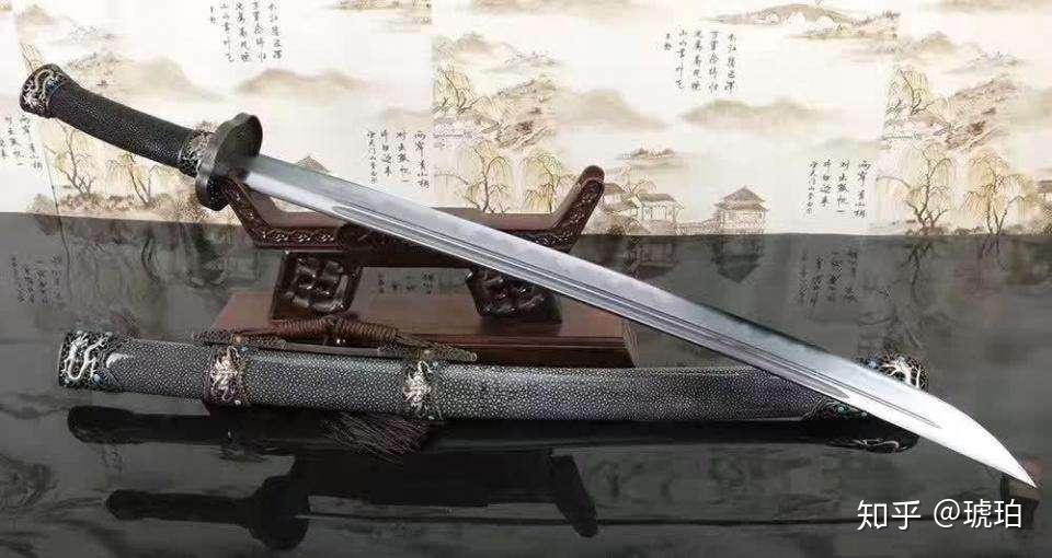 日军军官佩戴的军刀直接原型是日本正仓院所收藏的中国唐刀,千年前自