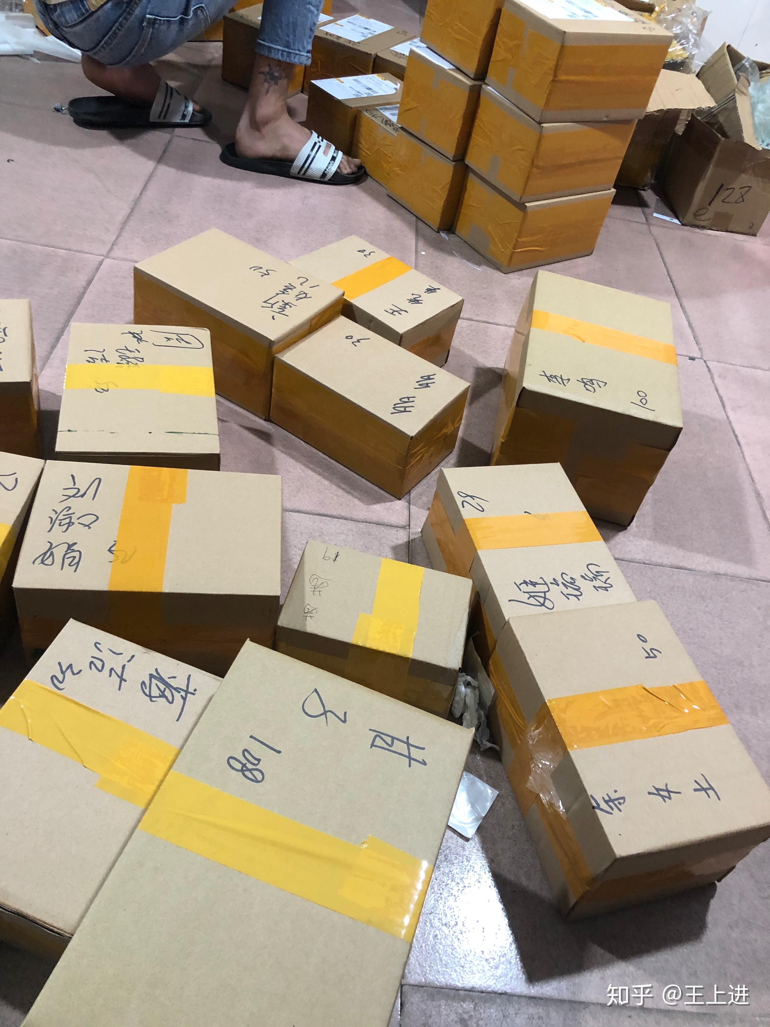 尤其流行饰品每周都换,如果你有时间精力,不想每周自己去批发市场进货