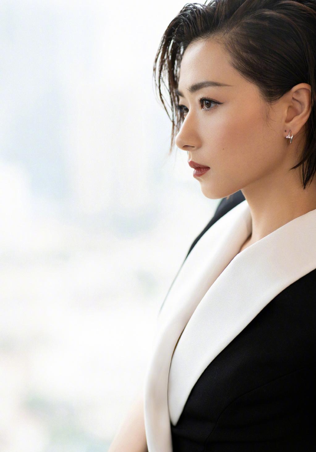 万茜舞台新造型太a了穿马甲裙配湿发又帅又撩使人看了不淡定