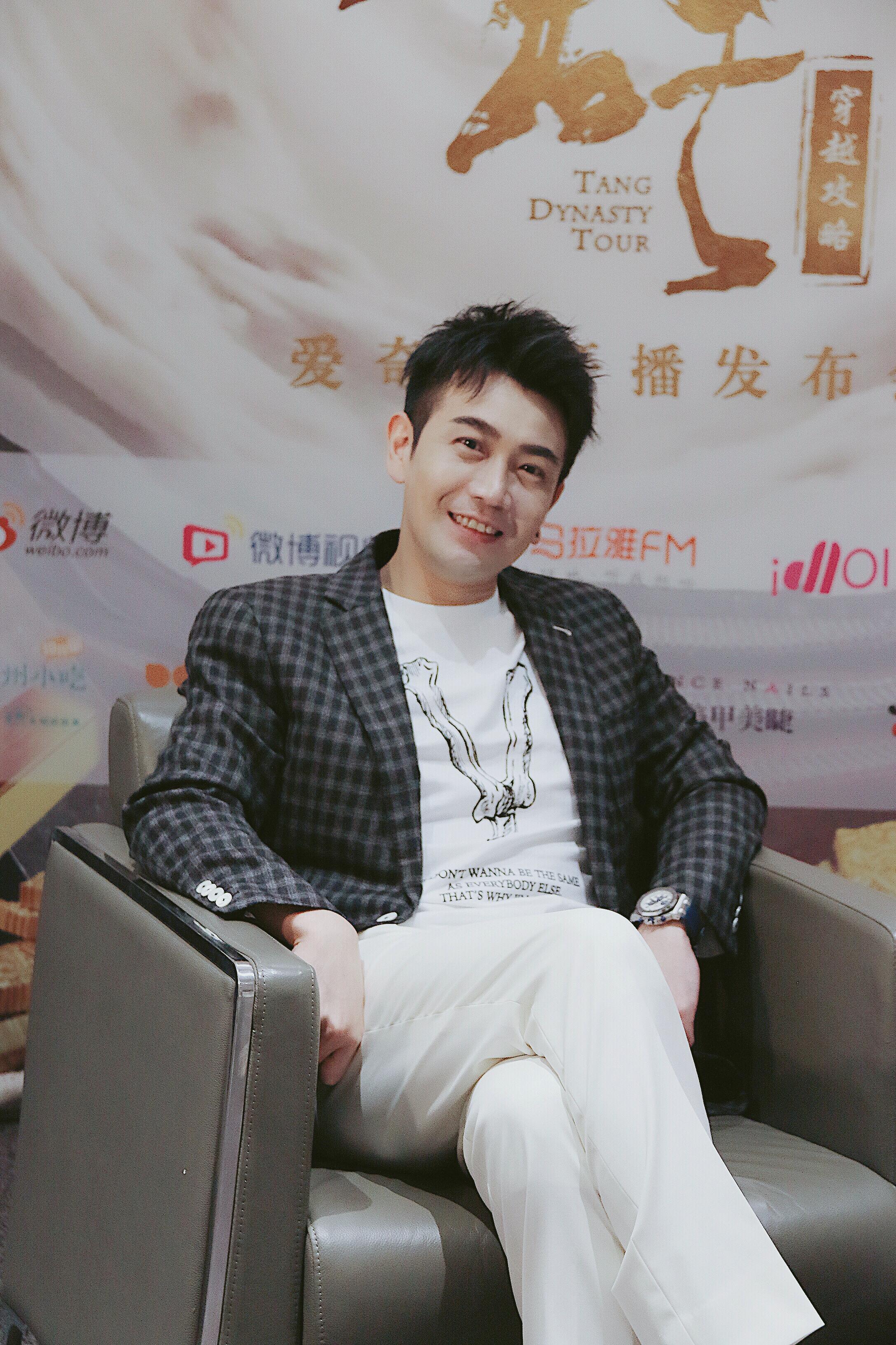 大家有清晰度高的张智尧壁纸吗用来当屏保