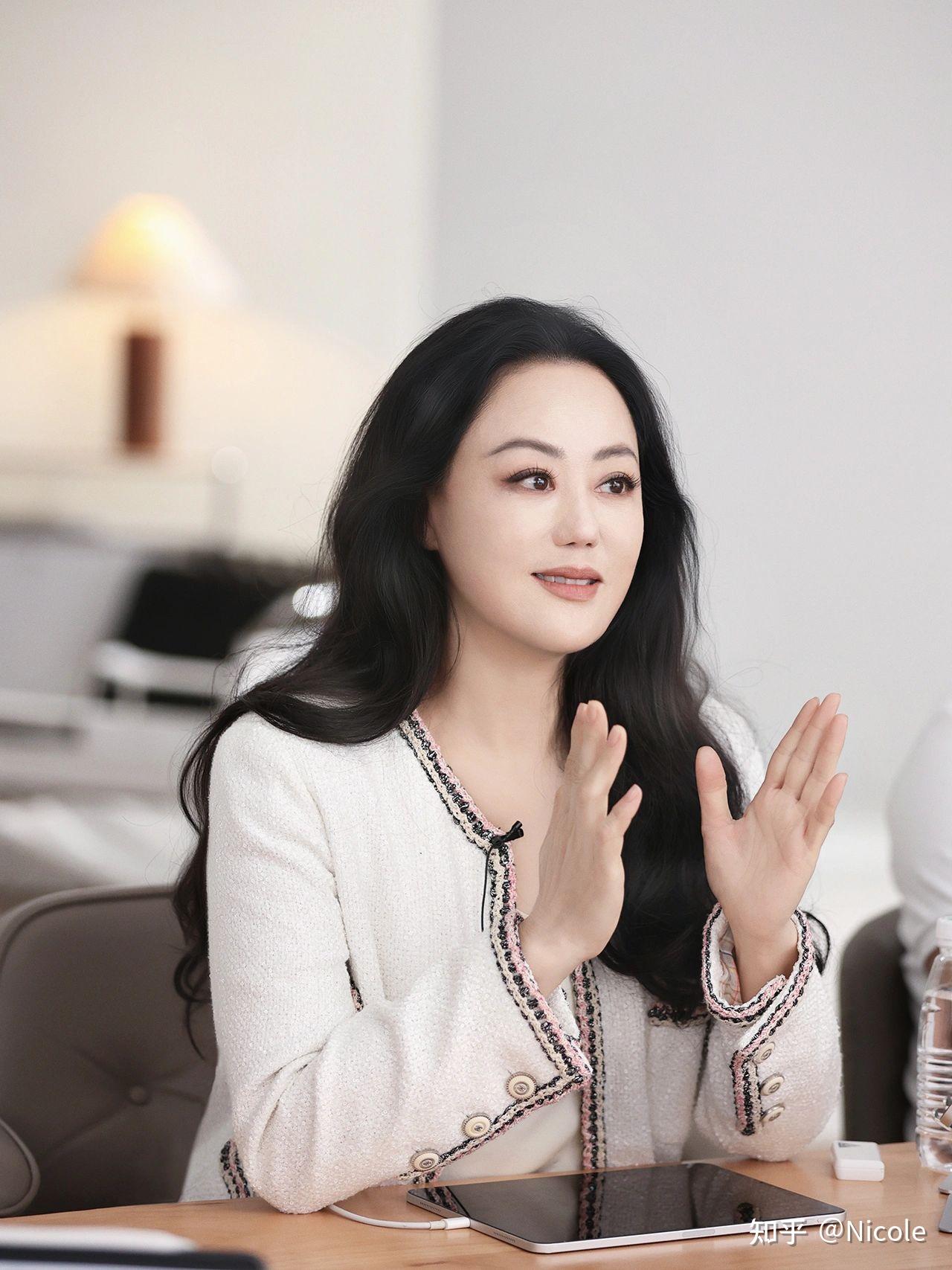 为什么我劝中年女人"胖"一点,看章小蕙就懂:比同龄人年轻太多