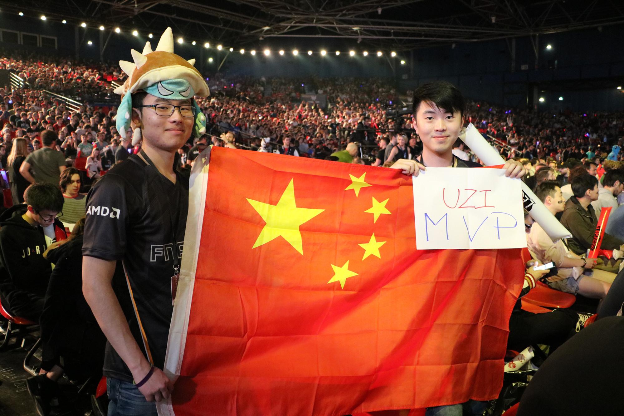 带中国国旗的法国人