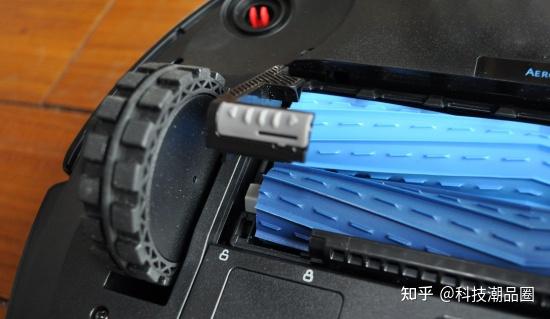 主刷为双胶刷,拆卸比较方面,只需按图式拨动开关,把边刷锁打开即可.