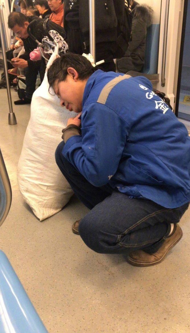 哪怕车上有空位,他也不去坐,一位民工小伙蹲着睡着了,南京地铁,「 02