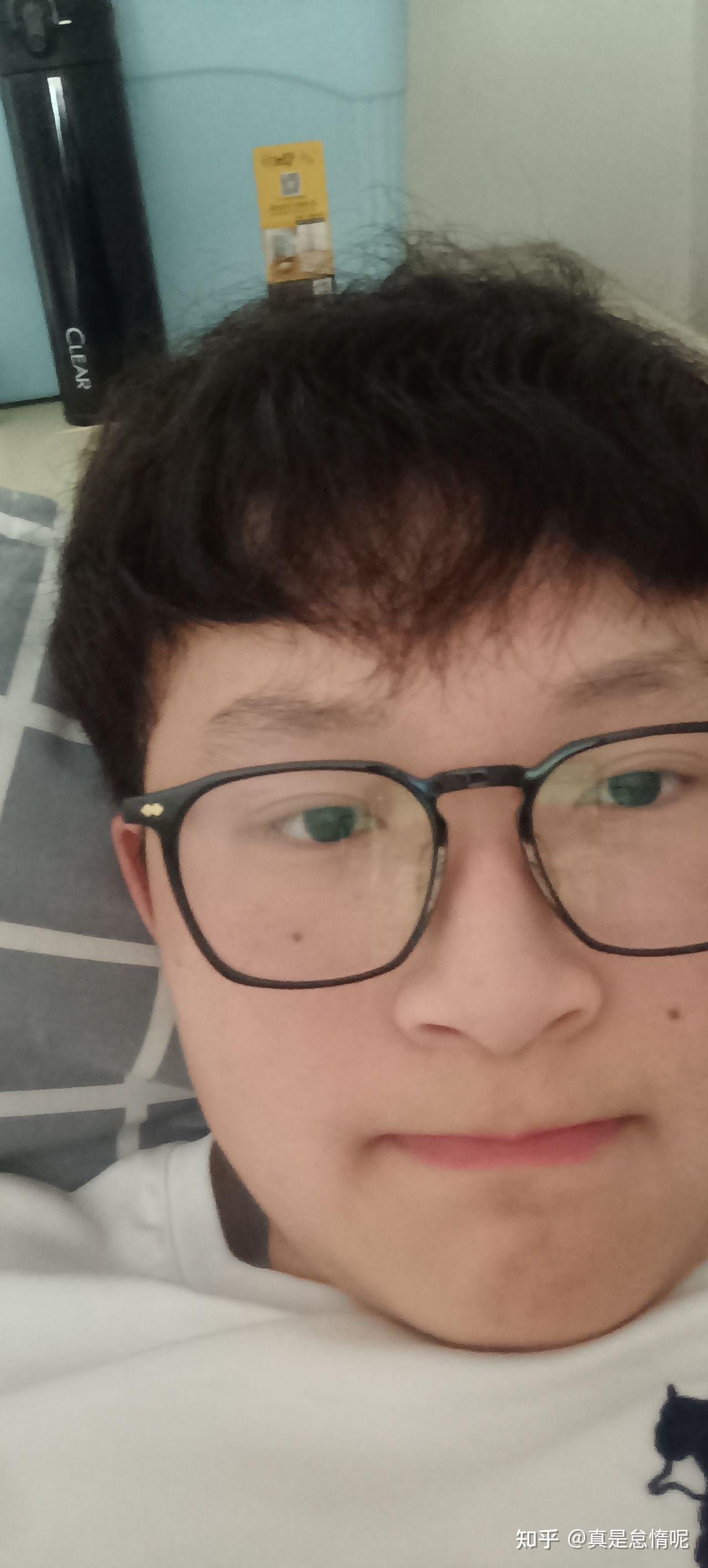 有没有长得丑的男生照片分享一下.我想知道什么样算丑 ?