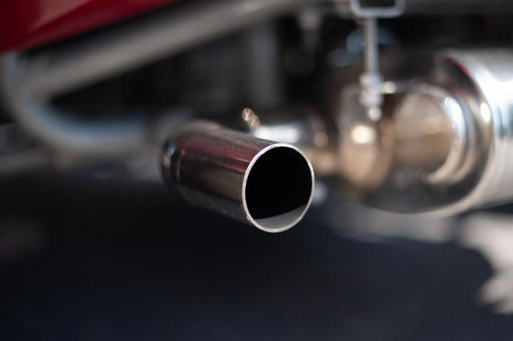 汽车排气管有臭味是怎么回事3